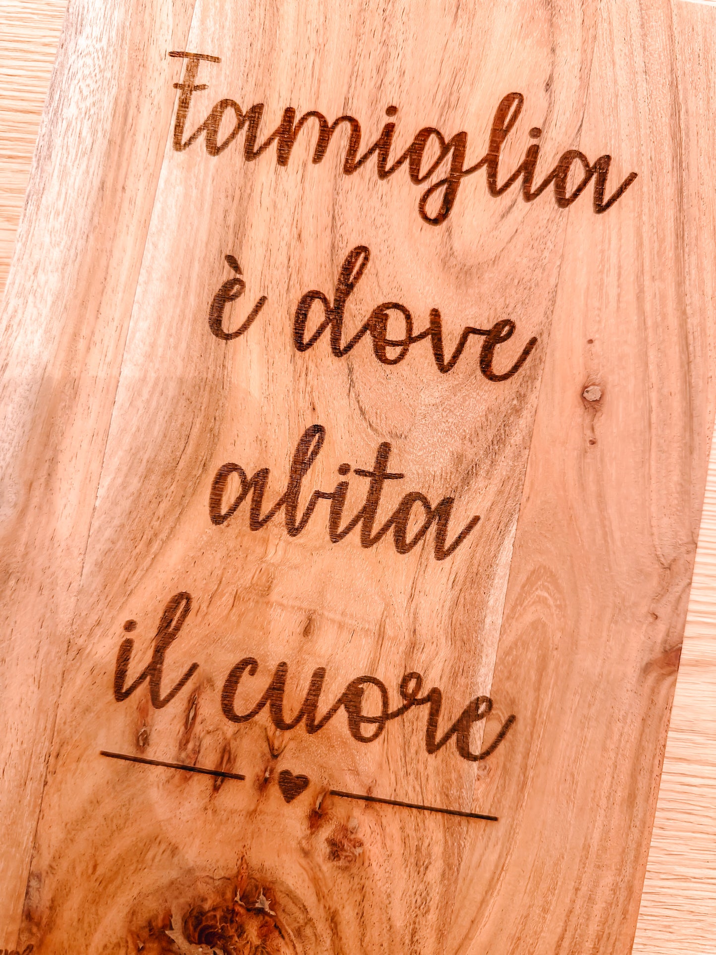 Tagliere "Famiglia è dove abita il cuore"